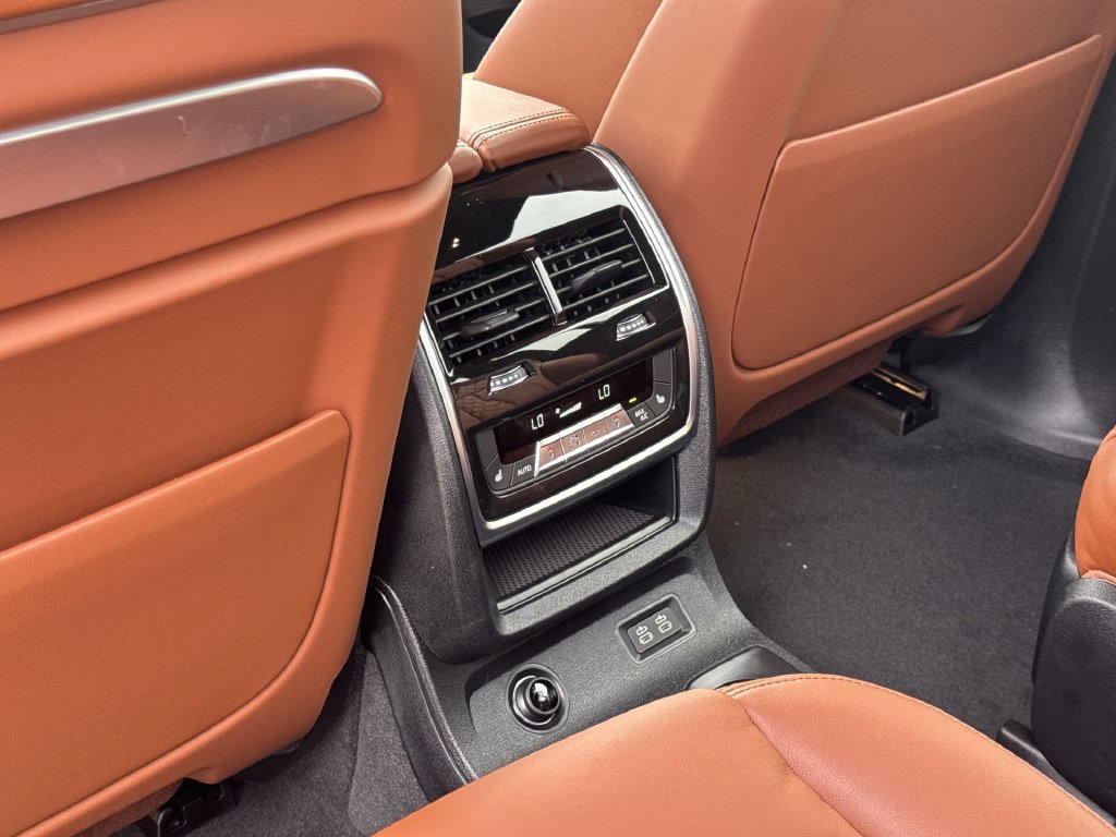 Used 2027 BMW X7 M60i AWD/4WD image 23