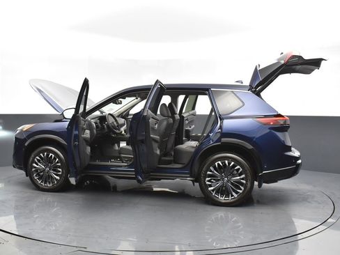 Used 2025 Nissan Rogue Platinum w/ Tech Package image 34