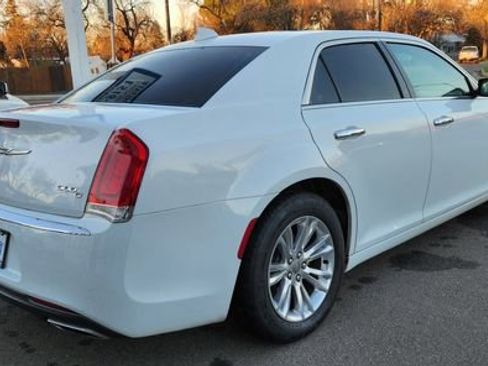 Used 2016 Chrysler 300 C image 4