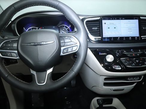 Used 2023 Chrysler Pacifica Touring-L FWD image 27