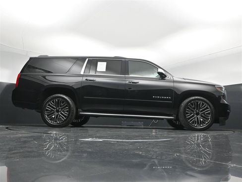 Used 2018 Chevrolet Suburban Premier AWD/4WD image 31