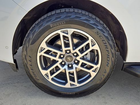 Used 2025 Ford Expedition Active image 5