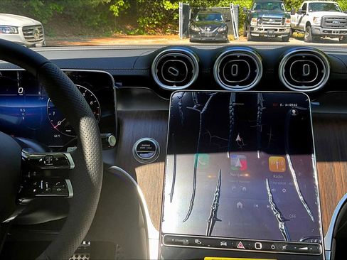 Used 2025 Mercedes-Benz GLC 300 4MATIC image 9