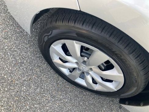 Used 2015 Toyota Corolla LE FWD image 17