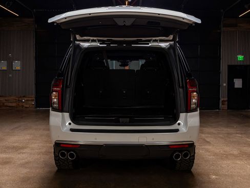 Used 2023 Chevrolet Suburban High Country image 9