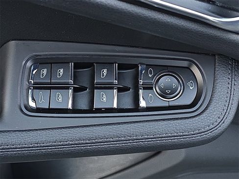 Used 2023 Porsche Macan image 32