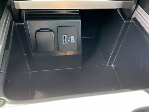 Used 2022 Ford Explorer XLT w/ Equipment Group 202A RWD image 32