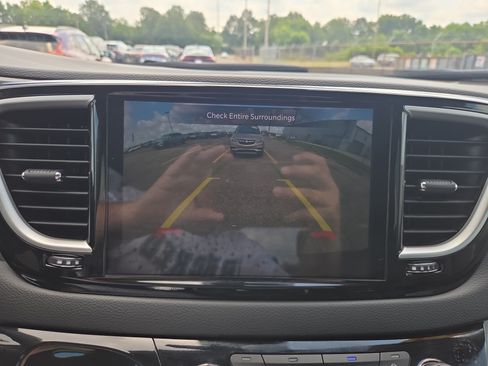 Used 2023 Chrysler Pacifica Touring-L FWD image 16