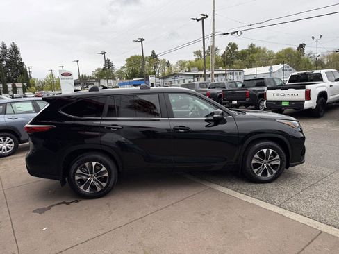 Used 2023 Toyota Highlander XLE AWD/4WD image 7