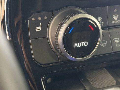Used 2023 Toyota Highlander XLE AWD/4WD image 21