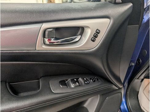 Used 2018 Nissan Pathfinder SL AWD/4WD image 7