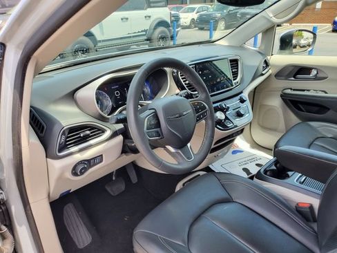 Used 2023 Chrysler Pacifica Touring-L FWD image 11