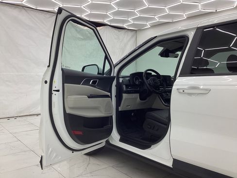 Used 2023 Kia Carnival LX image 16