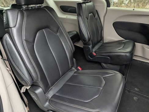 Used 2023 Chrysler Pacifica Touring-L FWD image 20