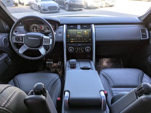 Used 2024 Land Rover Discovery Dynamic SE image 27
