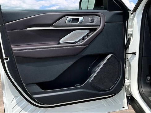 Used 2025 Ford Explorer Platinum RWD image 22