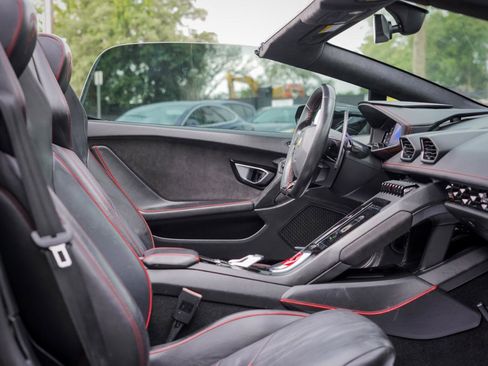 Used 2020 Lamborghini Huracan EVO RWD image 11