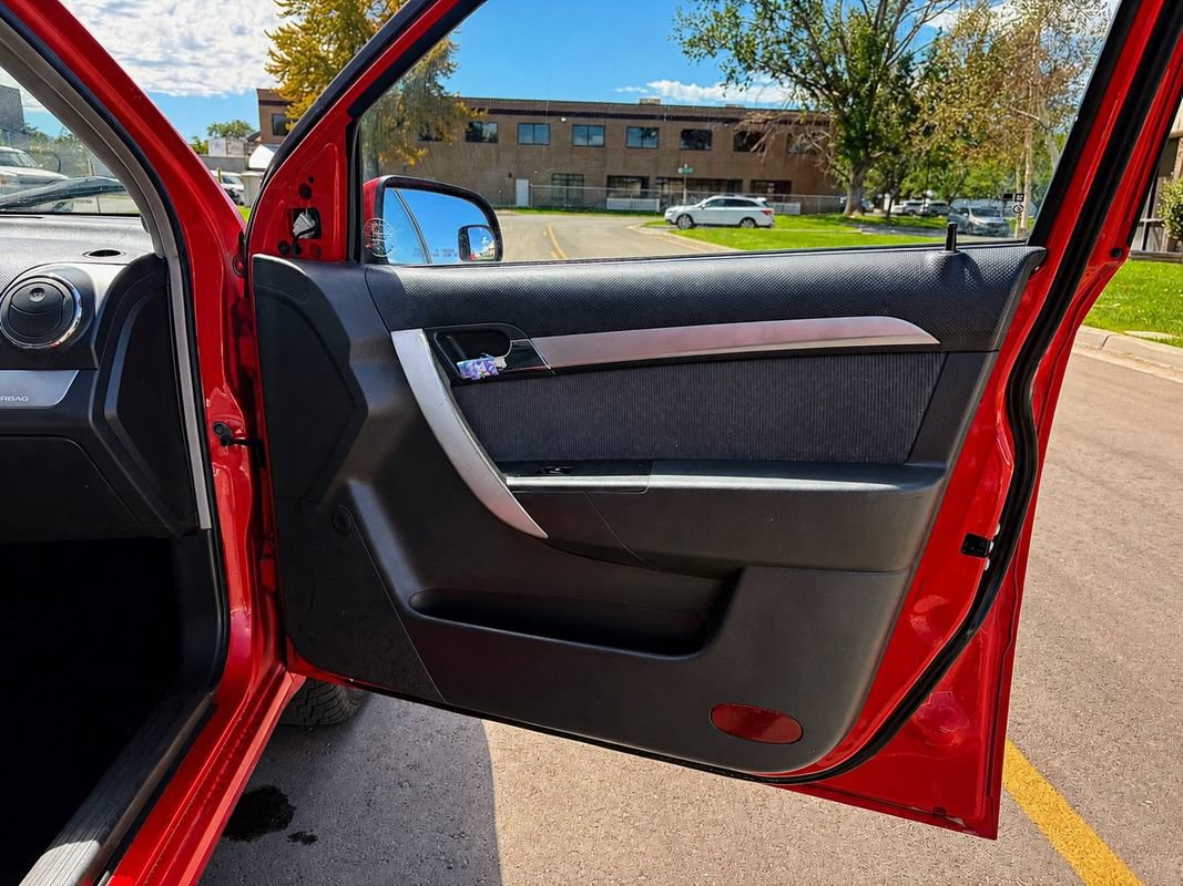 Used 2010 Chevrolet Aveo LT w/ LPO, Bodyside Molding Package FWD image 17