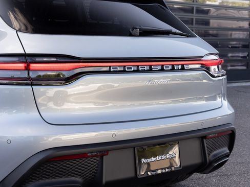 Certified 2026 Porsche Macan AWD/4WD image 12