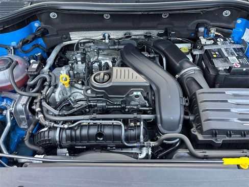 Used 2023 Volkswagen Taos SE w/ Panoramic Sunroof Package image 9