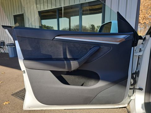 Used 2024 Tesla Model Y Long Range image 27