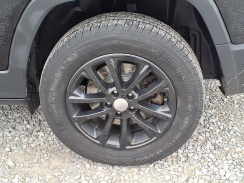 Used 2019 Jeep Cherokee Latitude Plus w/ Comfort/Convenience Group image 12