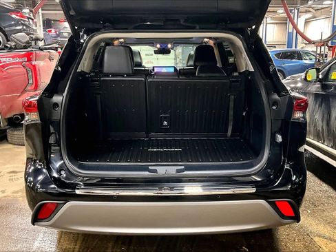 Used 2023 Toyota Highlander Platinum image 30