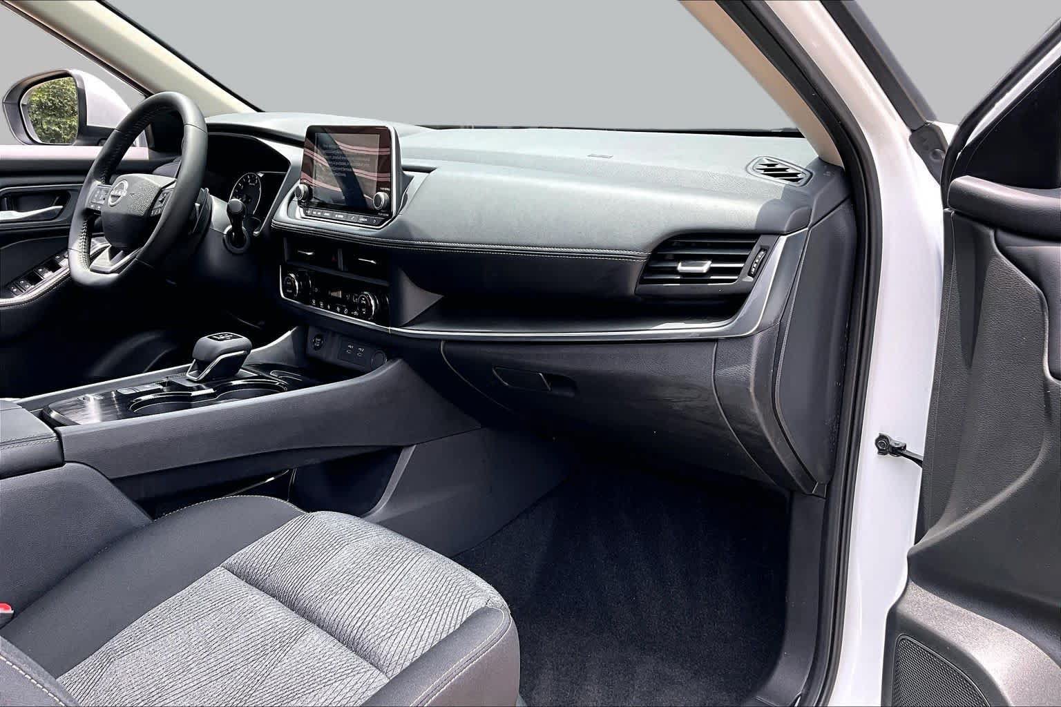 Certified 2026 Nissan Rogue SV FWD image 18