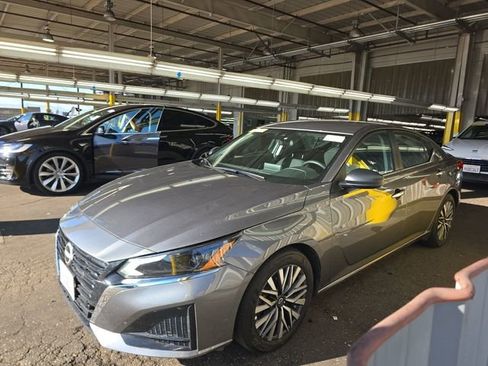 Used 2025 Nissan Altima 2.5 SV image 1