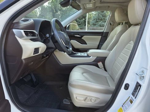 Used 2021 Toyota Highlander XLE AWD/4WD image 15
