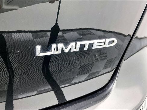 Used 2017 Chrysler Pacifica Limited w/ UConnect Theater Package FWD image 14
