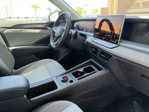 Used 2025 Volkswagen Tiguan SE w/ Panoramic Sunroof Package AWD/4WD image 42
