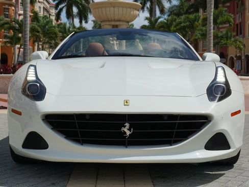 Used 2017 Ferrari California T RWD image 8
