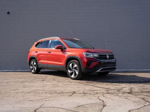 Certified 2024 Volkswagen Taos SE image 9