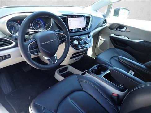 Used 2024 Chrysler Pacifica Touring-L FWD image 11