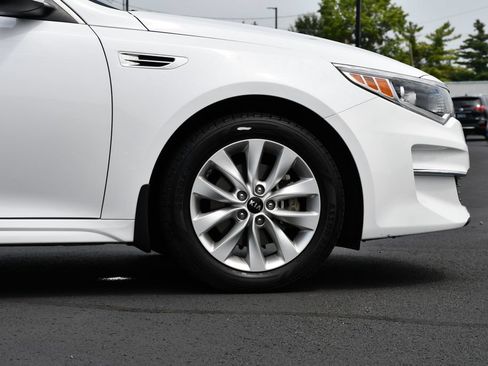 Used 2018 Kia Optima LX w/ 17" Alloy Wheels Package FWD image 9
