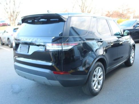 Used 2019 Land Rover Discovery SE image 2