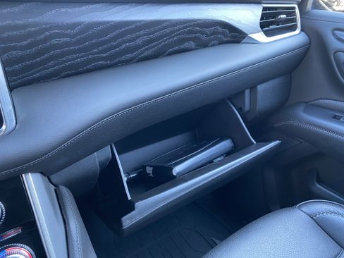 Used 2021 GMC Yukon Denali w/ Denali Premium Package image 32