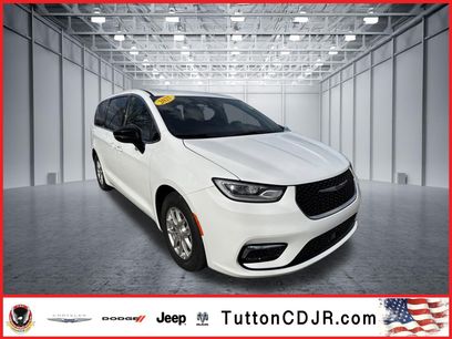 Used 2025 Chrysler Pacifica Select