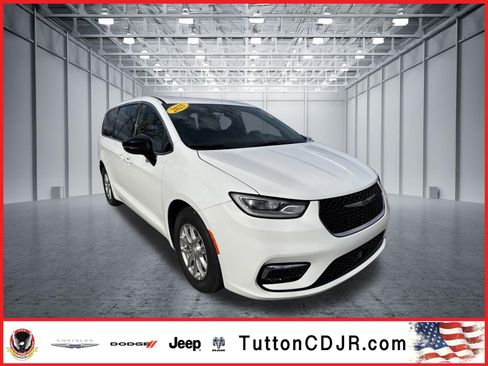 Used 2025 Chrysler Pacifica Select image 1