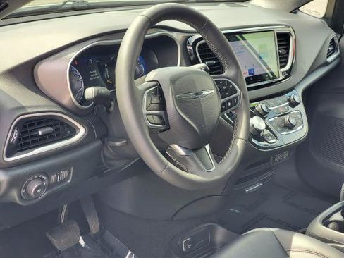 Used 2025 Chrysler Pacifica Select FWD image 8