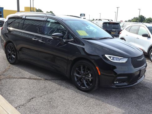 Used 2025 Chrysler Pacifica Limited FWD image 3