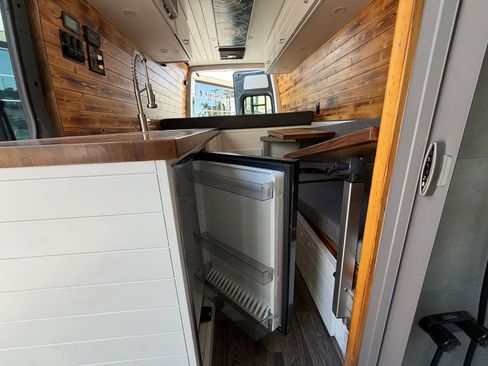 Used 2024 Mercedes-Benz Sprinter 2500 w/ Acoustic Package image 9