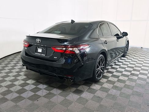 Used 2021 Toyota Camry SE FWD image 3