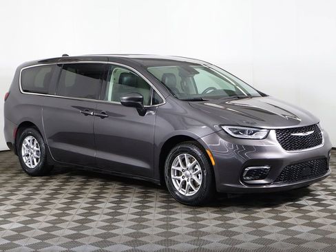Used 2023 Chrysler Pacifica Touring-L image 2