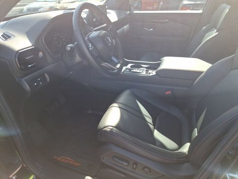 Used 2025 Honda Pilot TrailSport image 15