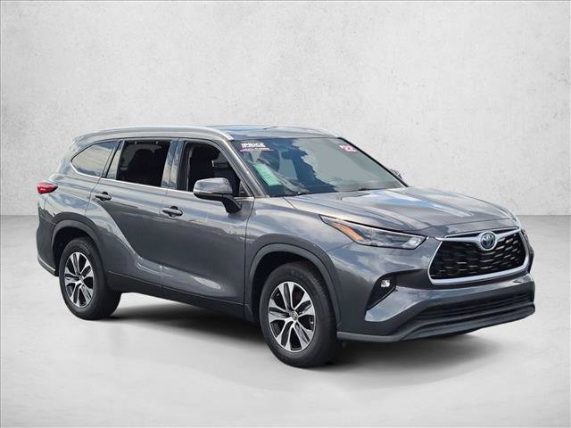 Used 2022 Toyota Highlander XLE FWD image 3