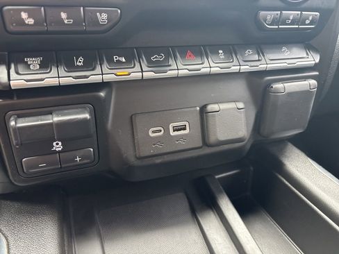 Used 2023 GMC Sierra 3500 Denali w/ Denali Ultimate Package image 32