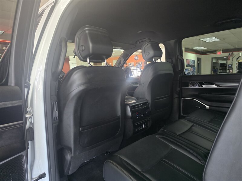 Used 2023 Jeep Wagoneer L Series III RWD image 11