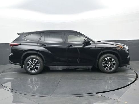 Used 2026 Toyota Highlander XLE image 2